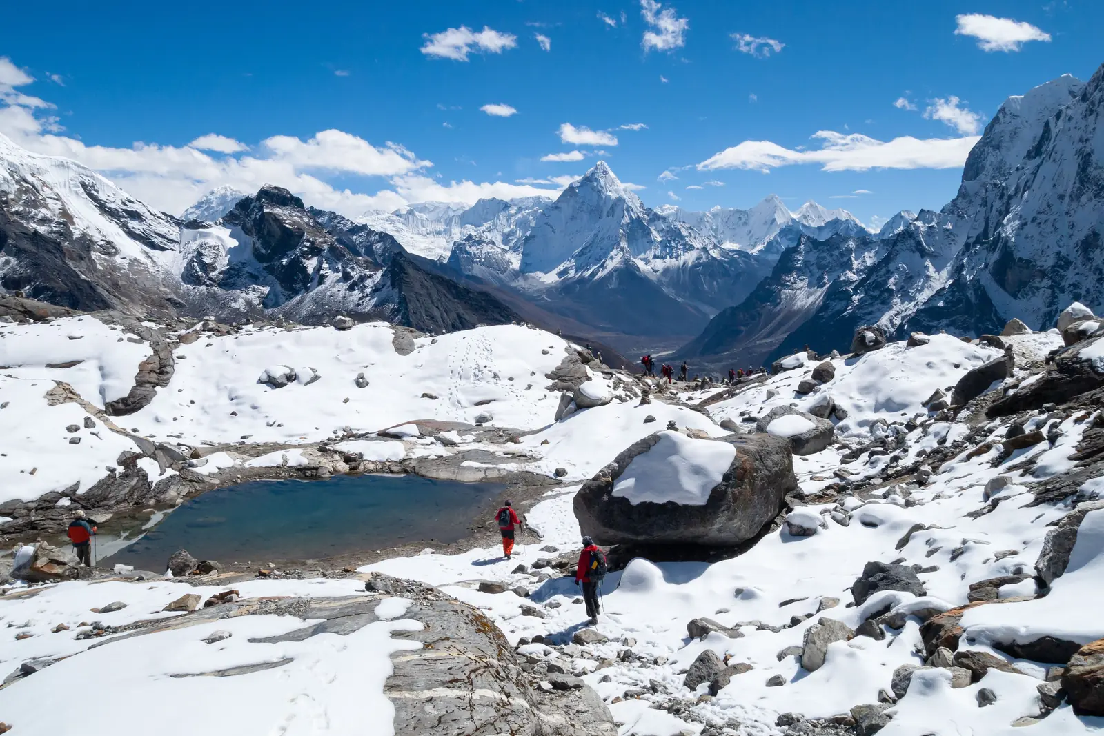 Verschneite Berge und Bergsee im Chola-Tal, Nepal, auf 5200 Metern.