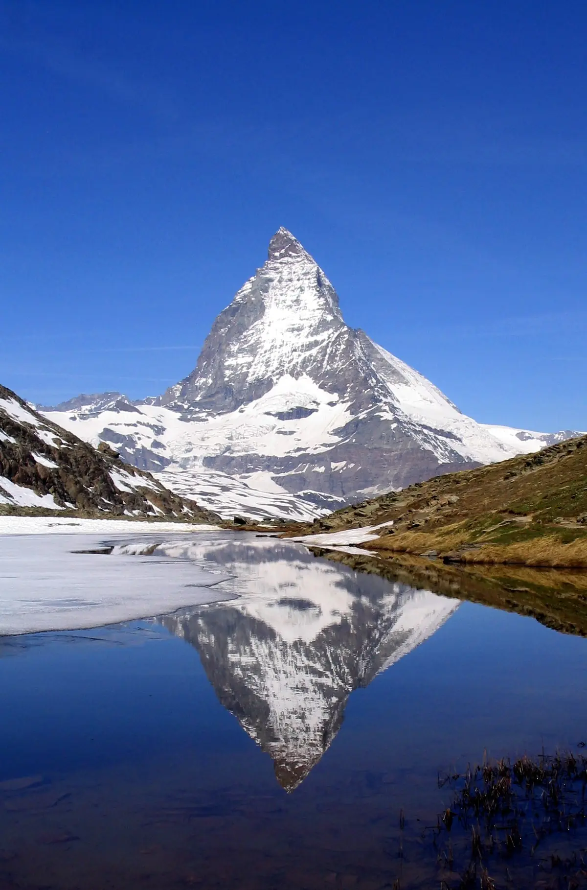 Das Matterhorn spiegelt sich im Riffelsee oberhalb von Zermatt, Schweiz.