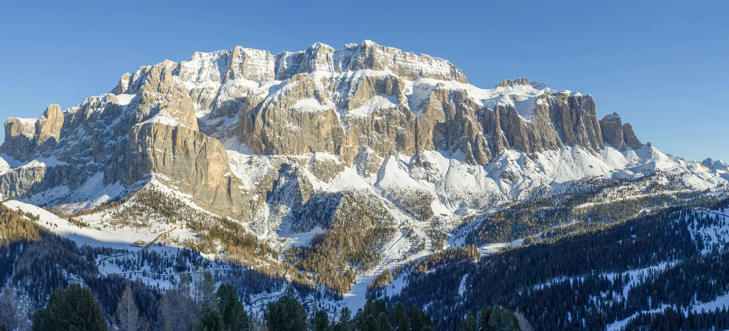 Die Sellagruppe in den Dolomiten, Südtirol, im Winter.