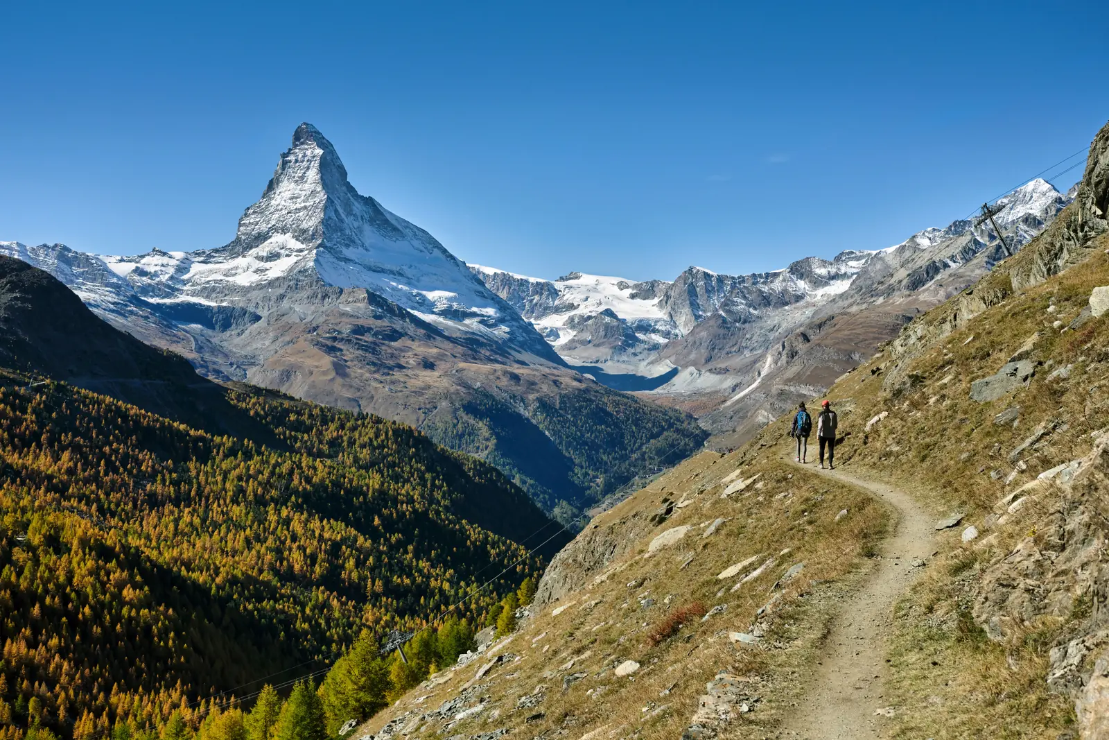 Wanderweg oberhalb von Zermatt mit Blick auf das Matterhorn, Wallis, Schweiz.