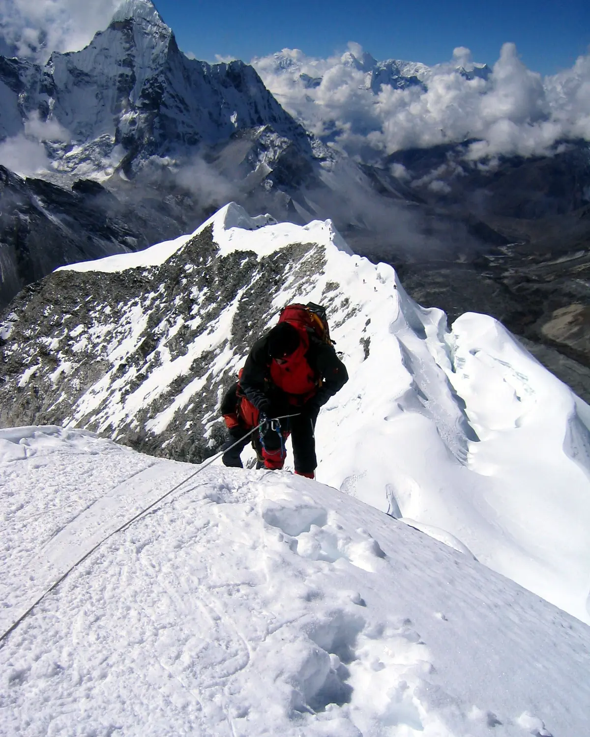 Bergsteiger auf den letzten Metern zum Gipfel des Imja Tse (Island Peak, 6189 m) in Nepal.